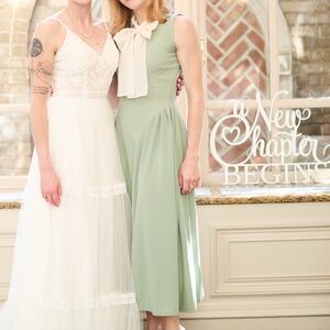 Elegant Green Sleeveless Dress with Cream Chiffon Bow